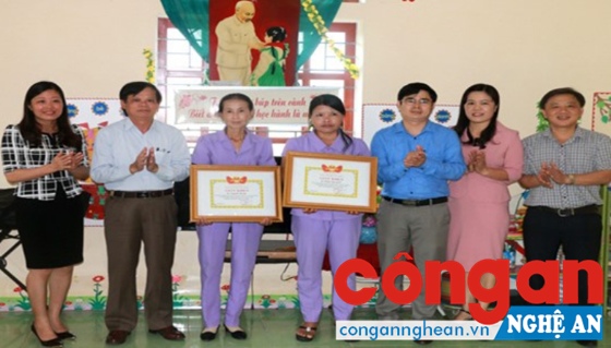 Sở GD&ĐT tặng Giấy khen cho 2 cô giáo