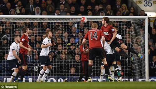 Dẫn trước trên sân nhà, nhưng cuối cùng Tottenham chỉ có được 1 điểm