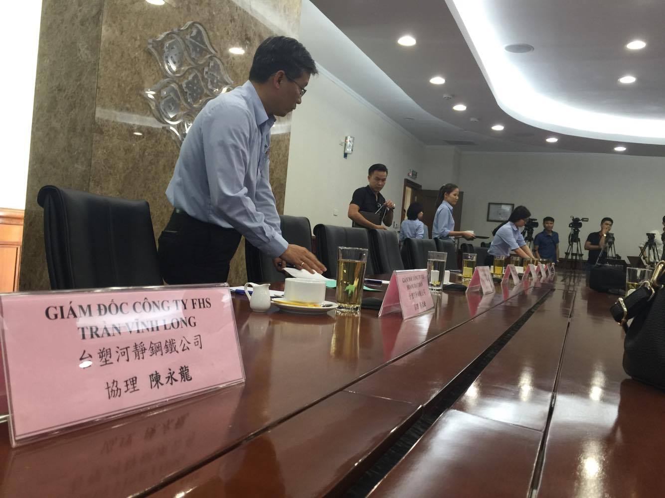  Tập thể lãnh đạo công ty FHS Hà Tĩnh có mặt để trả lời chất vấn của báo chí