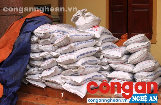 Số lượng lớn phân bón nhãn hiệu Mặt Trời nghi là giả được phát hiện trong một nhà dân ở xã Quỳnh Thắng, huyện Quỳnh Lưu, tỉnh Nghệ An  