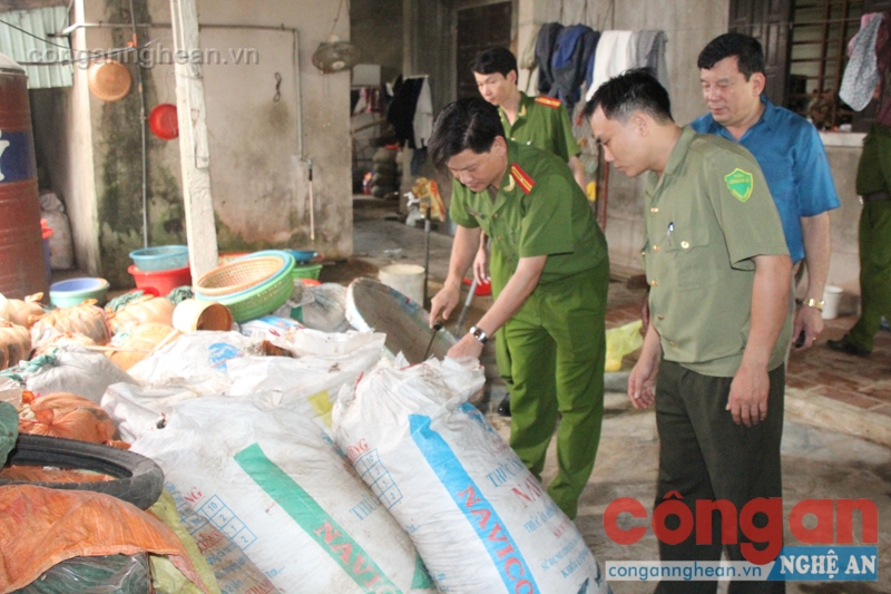 Phòng Cảnh sát môi trường Công an Nghệ An tiến hành kiểm tra số hàng