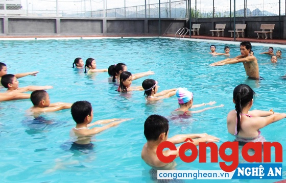 Dạy bơi cho học sinh tiểu học là giải pháp tối ưu để hạn chế tình trạng đuối nước