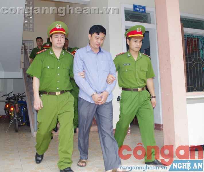 Dẫn giải Tiến ra xe chở phạm