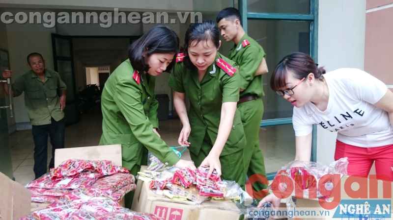 Lực lượng chức năng kiểm tra lô hàng không rõ nguồn gốc xuất xứ