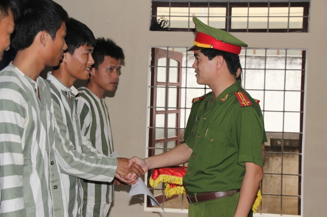 Đồng chí thượng tá Nguyễn Đức Hải, Phó giám đốc Công an tỉnh trao Giấy chứng nhận chấp hành xong hình phạt tù cho phạm nhân được giảm hết thời hạn chấp hành hình phạt tù