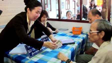 Chi trả lương hưu tại các địa phương. Ảnh minh họa