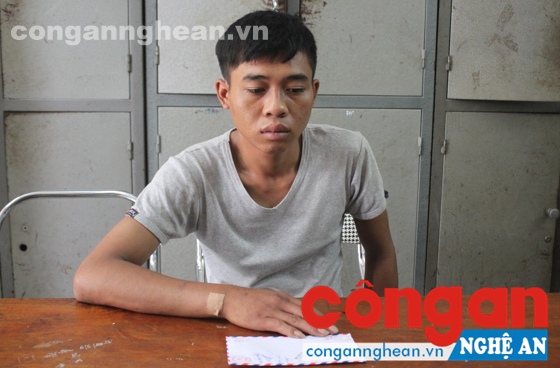 Đối tượng Vi Văn Thủy cùng tang vật vụ án