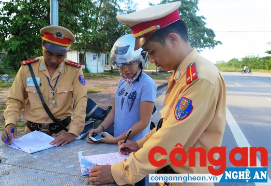  CSGT Công an TX Cửa Lò xử lý nghiêm các hành vi vi phạm TTATGT, góp phần đảm bảo ANTT mùa du lịch