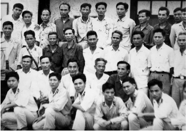 Lãnh đạo Ty Công an Nghệ An chụp ảnh lưu niệm với CBCS trước khi lên đường chi viện cho An ninh miền Nam