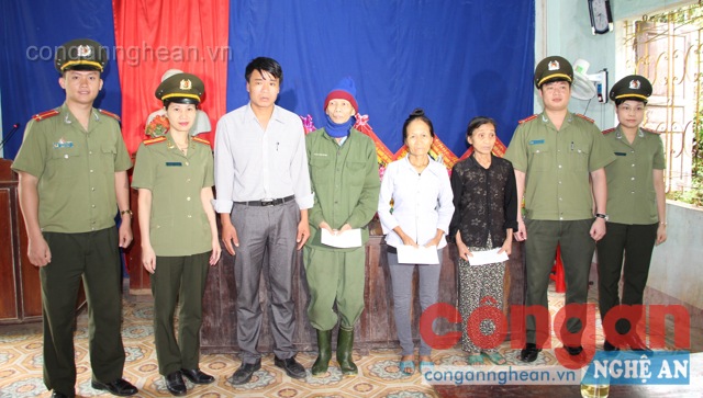 Tặng quà cho các đối tượng chính sách, người nghèo tại xã Thanh Mai