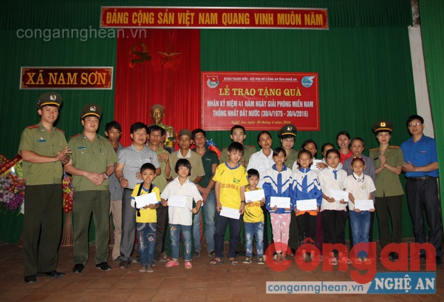 Tặng quà và trống đoàn đội tại xã Nam Sơn, huyện Đô Lương