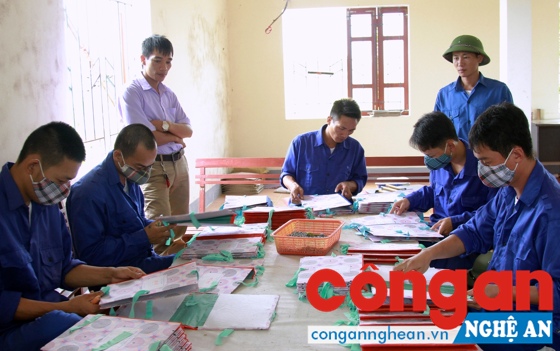 Học viên gia công cặp tài liệu tại Trung tâm GD LĐXH TP Vinh