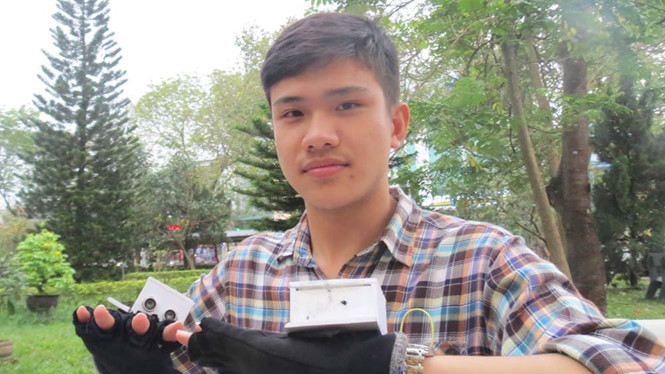 Lê Ngô Duy Phong và đôi găng tay thông minh Ảnh: Tuyết Khoa