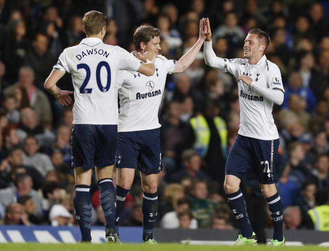 Tottenham dẫn trước Chelsea 2 bàn ngay trong hiệp 1