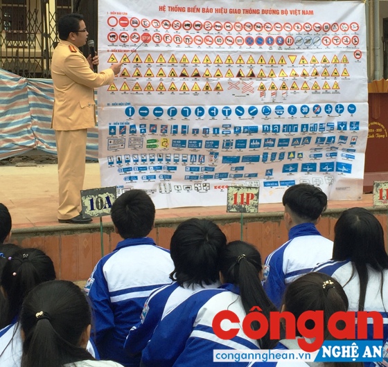 Lực lượng CSGT Công an huyện Thanh Chương tuyên truyền, phổ biến pháp luật tại Trường THPT Thanh Chương I