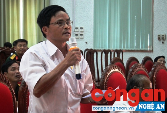 Cử tri phát biểu ý kiến tại hội nghị