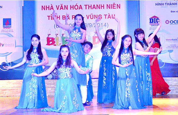 Các bạn trẻ biểu diễn tại Nhà Văn hóa Thanh niên tỉnh trong một chương trình văn nghệ.