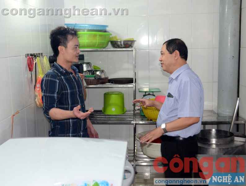 Kiểm tra tại cơ sở sản xuất giò chả Trang Hậu