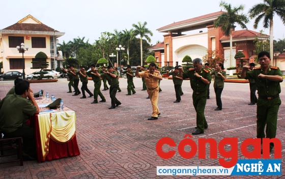 Lãnh đạo Công an tỉnh kiểm tra thực hành các bài võ thuật tại lớp huấn luyện điều lệnh, quân sự, võ thuật CAND đối với lãnh đạo, chỉ huy cấp phòng, huyện