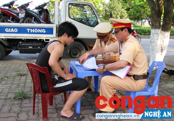 Lực lượng CSGT xử lý trường hợp vi phạm TTATGT