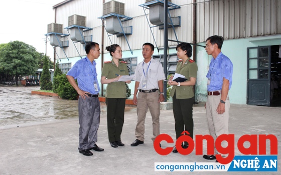 ANTT được đảm bảo, tạo môi trường an toàn cho các nhà đầu tư (Ảnh trong bài: Cán bộ Phòng An ninh Kinh tế Công an tỉnh và nhân viên bảo vệ Công ty Matrix Vinh bàn phương án đảm bảo ANTT)