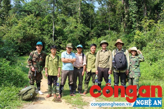Tiến sĩ Đỗ Ngọc Đài (thứ 4 từ trái sang) trong một chuyến đi nghiên cứu khoa học tại miền Tây Nghệ An