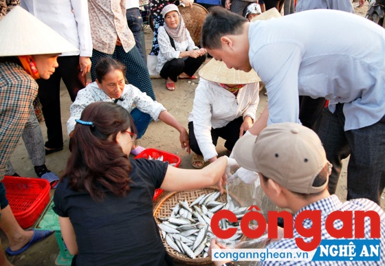 Du khách mua cá tươi ngay tại bãi biển Cửa Lò