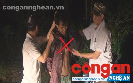Đối tượng Huấn (dấu x màu đỏ) bị khống chế ngay tại hiện trường