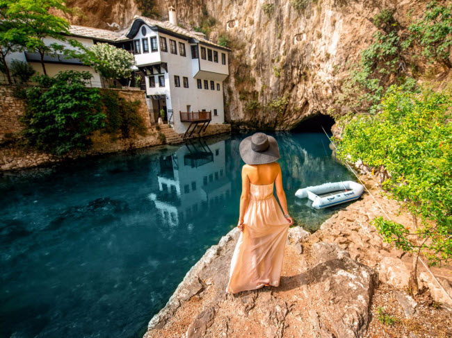 Những ai ghé thăm ngôi làng Blagaj ở Bosnia và Herzegovina sẽ không khỏi ngỡ ngàng trước vẻ đẹp của tu viện Blagaj Tekke. Du khách sẽ có cơ hội chiêm ngưỡng nội thất bằng gỗ hay thưởng thức đồ uống lạnh trong tu viện trong khi ngắm nhìn dòng sông Buna phía dưới.