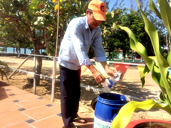 Nhân viên KDL Gió Biển tham gia nhặt rác làm sạch môi trường tại KDL.