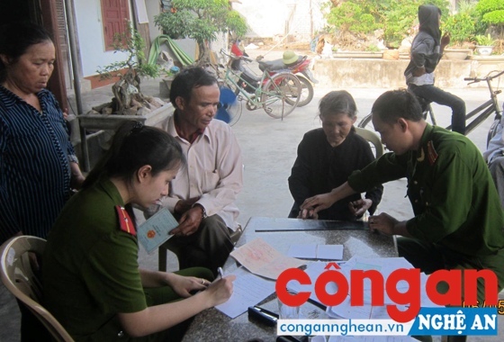 Công an huyện Quỳnh Lưu đến tận nhà làm thủ tục cấp CMND miễn phí cho những người tàn tật, ốm đau