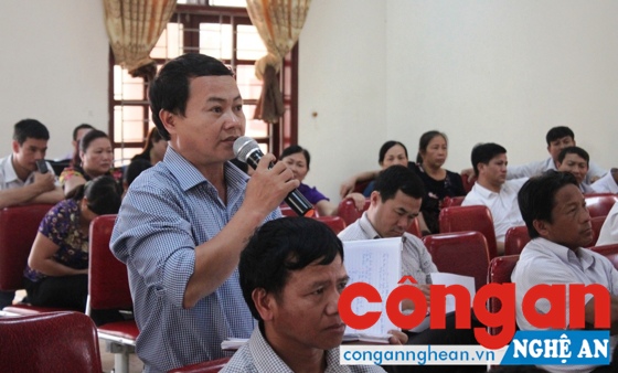 Cử tri phát biểu ý kiến tại hội nghị