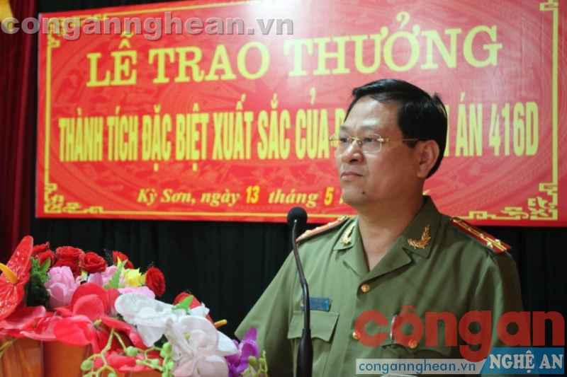 Đồng chí Đại tá Nguyễn Hữu Cầu, Ủy viên BTV Tỉnh ủy, Bí thư Đảng ủy, Giám đốc Công an Nghệ An biểu dương thành tích của CAH Kỳ Sơn