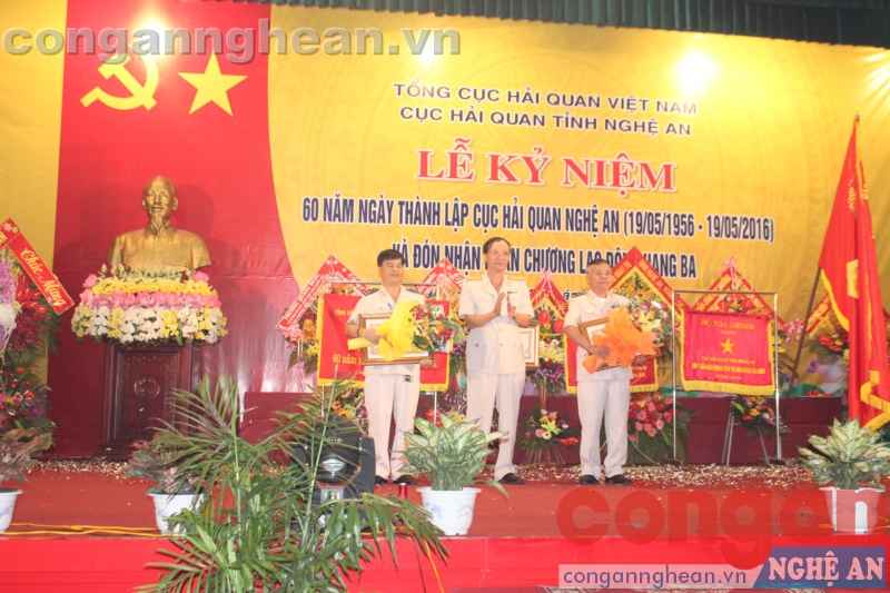 Trao Bằng khen cho các tập thể, cá nhân