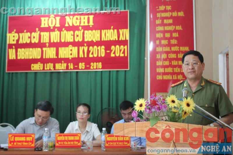Đại tá Nguyễn Hữu Cầu, Ủy viên BTV Tỉnh ủy, Giám đốc Công an tỉnh - ứng cử viên đại biểu Quốc hội và đại biểu HĐND tỉnh trả lời các kiến nghị của cử tri
