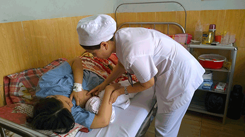 Điều dưỡng chăm sóc cho sản phụ tại Bệnh viện Lê Lợi. Ảnh: Minh Thiên