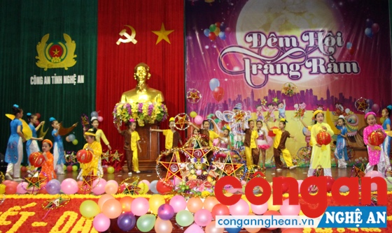 Luật Trẻ em 2016 ưu tiên nguồn lực để chăm sóc, bảo vệ trẻ em (Trong ảnh: Công an tỉnh Nghệ An tổ chức vui Tết Trung thu 2015 cho con em CBCS đơn vị với chủ đề “Đêm hội trăng rằm”)