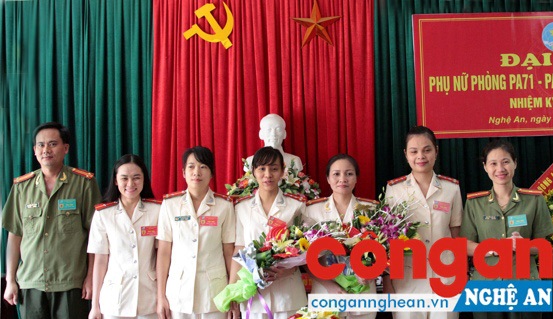 Ban chấp hành mới ra mắt và nhận những bó hoa tươi thắm của Hội phụ nữ Công an tỉnh và Lãnh đạo các Phòng.