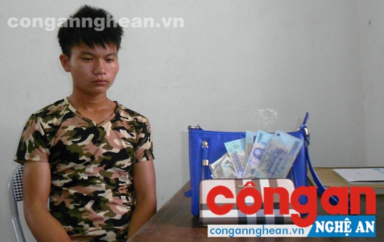 Đối tượng Phan Hữu Thế và tang vật vụ trộm