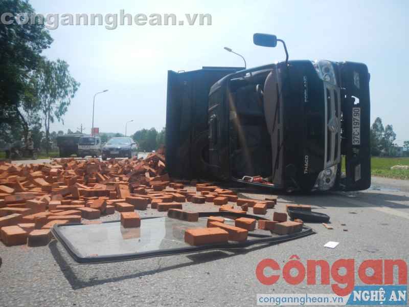 Gương và kính chắn gió xe tải văng hẳn ra. Rất may, tài xế chỉ bị xây xước nhẹ