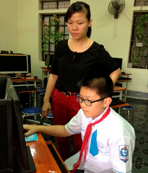 Nguyễn Lê Hưng và cô giáo Nguyễn Thị Diệu