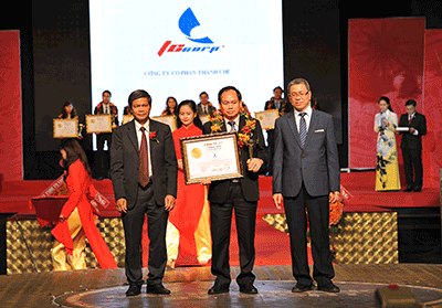 Ông Nguyễn Thế Thường, Tổng giám đốc Công ty CP Thành Chí (đứng giữa) nhận chứng chỉ “Thương hiệu xuất sắc- Excellent Brand” năm 2016.