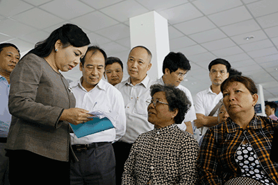 Bộ trưởng Bộ Y tế Nguyễn Thị Kim Tiến (bìa trái) thăm hỏi bệnh nhân tại Trung tâm Y tế huyện Long Điền.