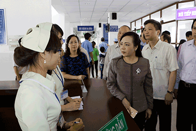 Bộ trưởng Bộ Y tế Nguyễn Thị Kim Tiến thăm Bệnh viện Bà Rịa.
