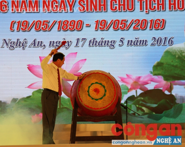 Đánh trống khai hội