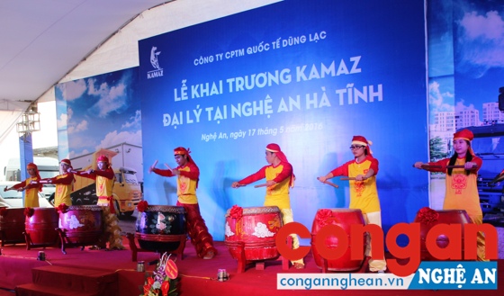 Tiết mục đánh trống khai mạc buổi lễ