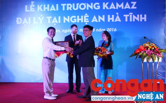 Trao giấy chứng nhận đại lý cho Công ty CPTM Quốc tế Dũng Lạc