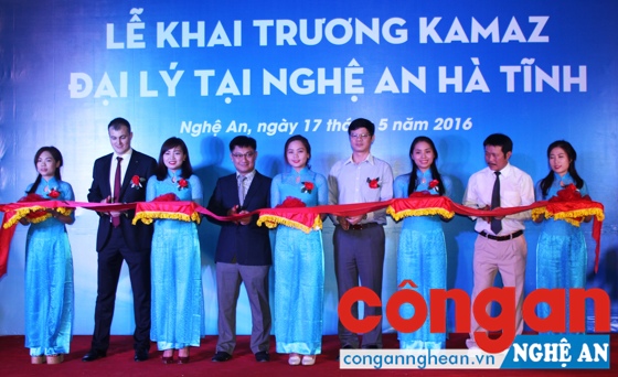 Đồng chí Lê Xuân Đại, Phó chủ tịch UBND tỉnh cắt băng khai trương đại lý xe Kamaz