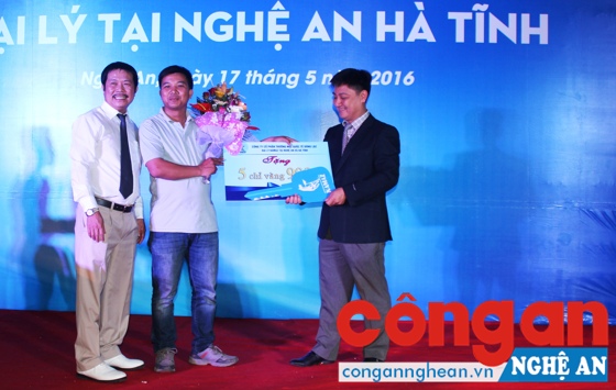 Nhà phân phối xe Kamaz tặng quà cho các khách hàng ký kết hợp đồng ngay tại buổi lễ