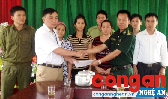 Đồn Biên phòng Thông Thụ bàn giao các nạn nhân cho gia đình và cấp ủy, chính quyền địa phương xã Thông Thụ